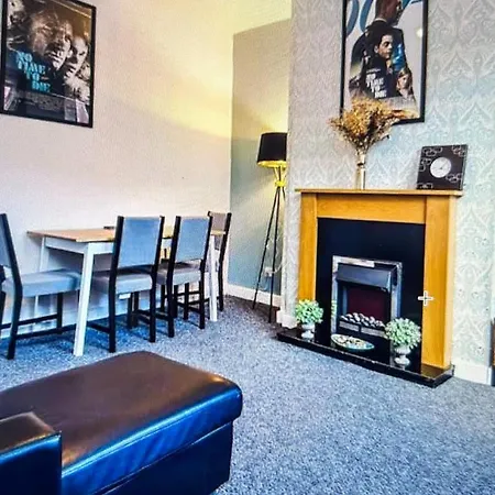 2 Bed House - Sleeps 6 Perfect For Families And Contractors * Leeds (West Yorkshire)