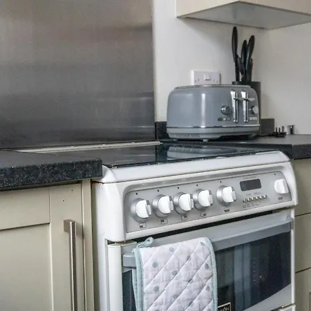 Apartment 2 Bed House - Sleeps 6 Perfect For Families And Contractors *